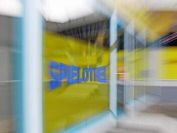 Im Fokus eines bislang noch unbekannten Täters war am frühen Sonntagabend die Spielothek in Unterrodach. Nur wenige Minuten nachdem er den einzigen Angestellten mit einem Gegenstand bedroht hatte, verließ er mit einem dreistelligen Betrag das Casino.  Foto: Marian Hamacher