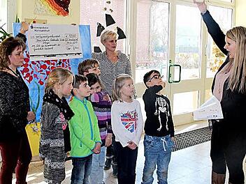 Leonie Roderus (rechts) erz&auml;hlt den Kindern, was man mit den kleinen Patienten alles machen kann und wof&uuml;r das Geld gedacht ist. Siglinde P&ouml;rner (links) und Gabi M&ouml;nius halten den Scheck. Foto: Johanna Blum