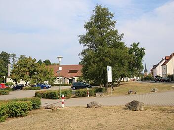 Die Seehofhalle und der vorgelagerte Parkplatz: Neuerdings verbietet ein Schild das nächtliche Parken. Und auch eine Kette soll bald aufgehängt werden.  Foto: Sebastian Schanz
