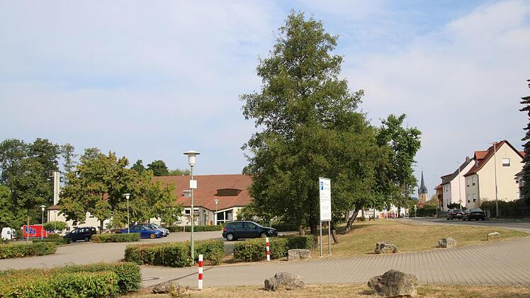 Die Seehofhalle und der vorgelagerte Parkplatz: Neuerdings verbietet ein Schild das nächtliche Parken. Und auch eine Kette soll bald aufgehängt werden.  Foto: Sebastian Schanz
