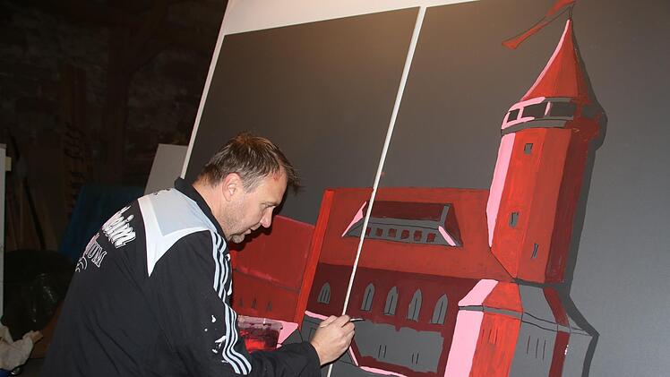 Parallel zum Rathaussturm bereiten die Narren schon ihren Faschingsball vor: Hier malt Jo Riemer an einer Deko.Matthias Einwag