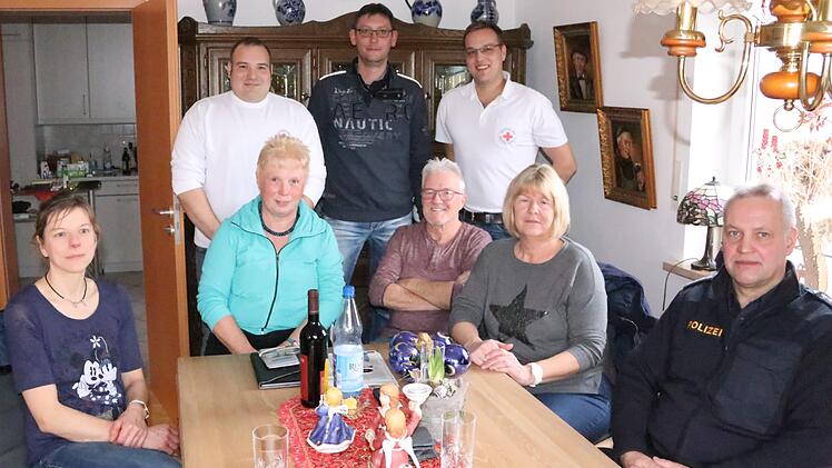 Alfred Hofmann hat seine Retter und Helfer in seiner Wohnung um sich versammelt, um Danke zu sagen. Das Foto zeigt (sitzend von links) Marion Müller, Anita und Alfred Hofmann, Ruth Sauerteig und Rainer Leisentritt sowie (hinten von links) Notfallsanitäter Ralph Schönfelder, Ersthelfer Alexander Dorst und Notfallsanitäter Matthias Benkert. Helmut Will