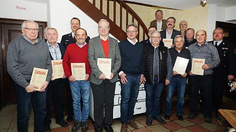 Bei der Ehrung (von links): Klaus Schader, Werner Reißenweber, Vorsitzender Ulli Pöhlmann, Hans Kesting, Heinz Köhler, Achim Brettel, Thomas Heidelberger, Uwe Fröber, Adolf Baier, Jürgen Kern, Helmut Kathan, Erhard Irlbacher, Joachim Rempel, Wolfgang Beckert und Kommandant Matthias Weber Foto: privat