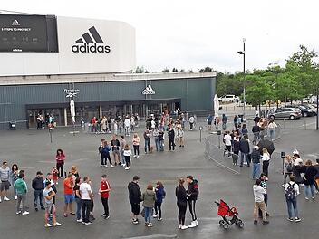 Stau am Sportoutlet - die Sicherheitsbestimmungen fordern den potenziellen Käufern viel Geduld ab. Schnell geht bei Adidas zurzeit erst einmal gar nichts.  Foto: Jakob Panzer