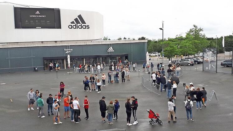 Stau am Sportoutlet - die Sicherheitsbestimmungen fordern den potenziellen Käufern viel Geduld ab. Schnell geht bei Adidas zurzeit erst einmal gar nichts.  Foto: Jakob Panzer