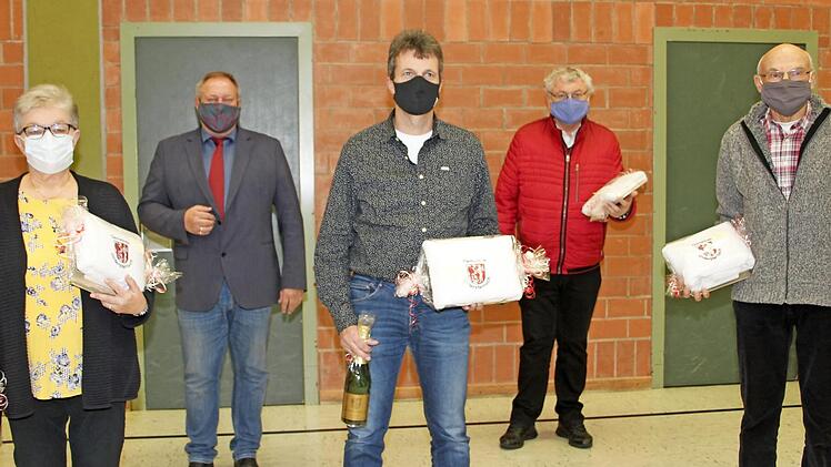 Bürgermeister Volker Schmiechen (Zweiter von links) dankte den ausgeschiedenen Gemeinderäten (von links) Inge Winkler, Jürgen Laaber, Reiner Seiffert und Alfred Vießmann sowie in Abwesenheit Jürgen Seifferth und Philipp Simon Goletz für ihren Einsatz. Foto: Sonny Adam