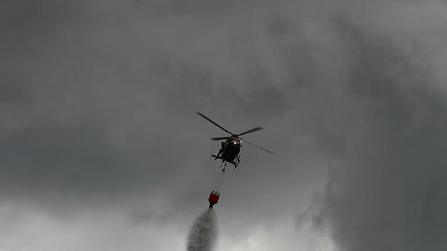 Auch aus der Luft wurde das "Feuer" bek&auml;mpft. Die Hubschrauber trugen bis zu 2000 Liter Wasser.