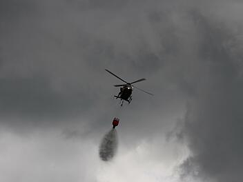 Auch aus der Luft wurde das "Feuer" bekämpft. Die Hubschrauber trugen bis zu 2000 Liter Wasser.
