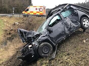Auto nach Unfall auf A9 demoliert