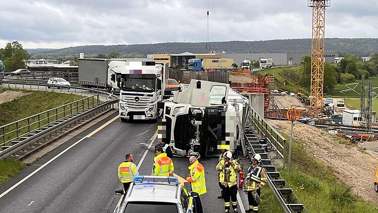 Unfall bei Bamberg: Lkw kippt auf B505 um und bleibt auf Seite liegen