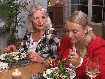 Tapfer trotz Ziegenkäse-Aversion: Moni (links) und Nadine probieren Katjas Vorspeise.