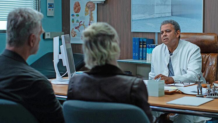 Elisa (Hannah Ehrlichmann) hat ihren Vater Philip (Walter Sittler, links) überredet, den Neurologen Dr. Gormheimer (Falilou Seck) aufzusuchen. Der Arzt hat erschütternde Neuigkeiten für sie: Nabrow hat eine fortschreitende Demenz.