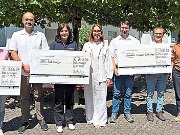 &Uuml;bergabe der Spendenschecks. Von links: Melanie Muth, Bj&ouml;rn R&auml;der , Sonja Pfennig, Marietta Menz , Moritz Diehl, Jens Bohatsch und Liane Horch (Elternbeirat).  Karin Schmitt