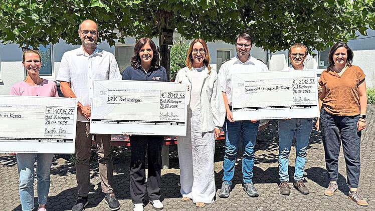 &Uuml;bergabe der Spendenschecks. Von links: Melanie Muth, Bj&ouml;rn R&auml;der , Sonja Pfennig, Marietta Menz , Moritz Diehl, Jens Bohatsch und Liane Horch (Elternbeirat).  Karin Schmitt