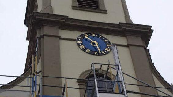 Die Westseite des Turms ist teilweise fertiggestellt und lässt das neue Erscheinungsbild erkennen.