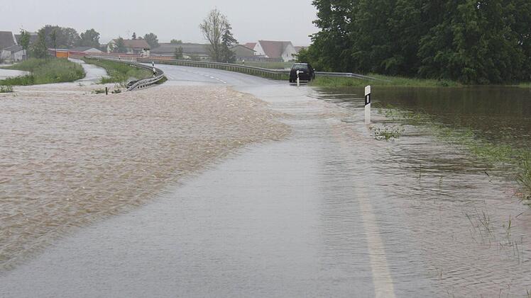 Auch die Bundesstraße ist überflutet.
