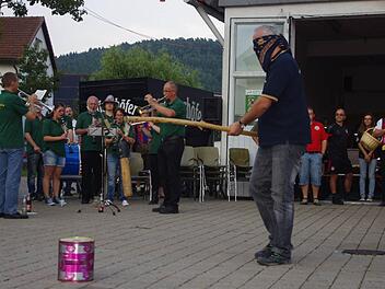Die Dose muss leiden - und kein echter Hahn. Foto:Heike Schülein