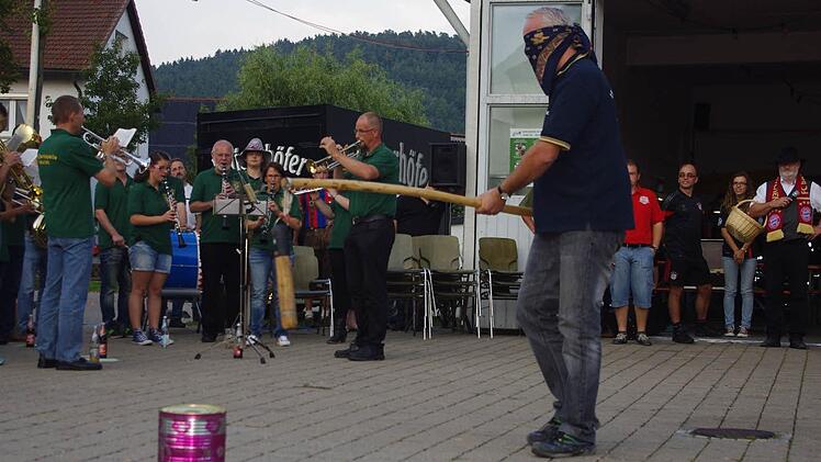 Die Dose muss leiden - und kein echter Hahn. Foto:Heike Schülein