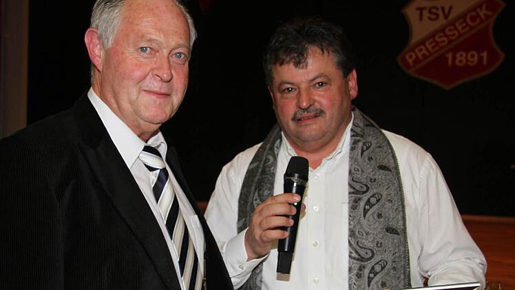 Nach 32 Jahren ist für Günther Tichy Schluss - Gerd Leinfelder verabschiedete den langjährigen Mannschaftsbetreuer des TSV.