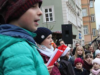 Eine kleine Gruppe des Theater- und Konzertkinderchors sang unter anderem "In der Weihnachtsbäckerei". Foto: Simone Bastian