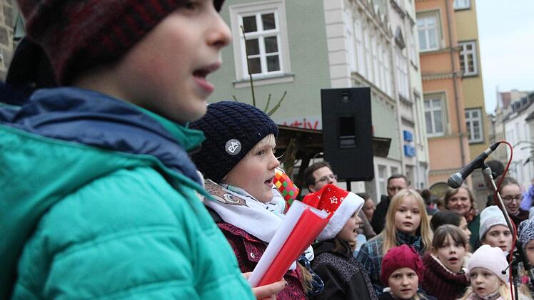 Eine kleine Gruppe des Theater- und Konzertkinderchors sang unter anderem "In der Weihnachtsbäckerei". Foto: Simone Bastian