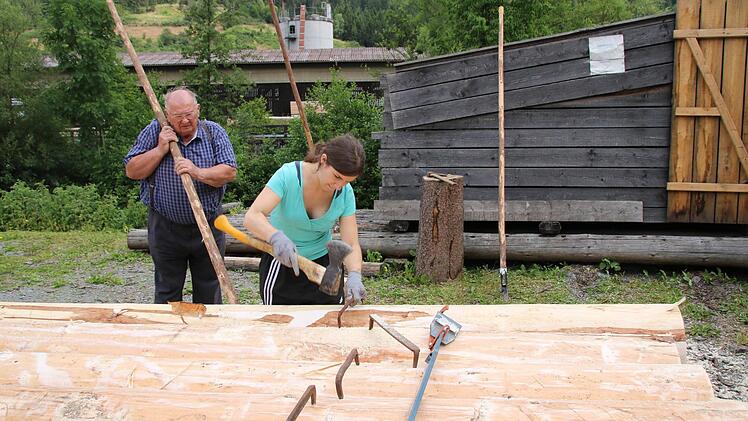 Die Volos merken: Das Hämmern der Haken ist gar nicht so leicht...