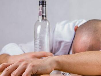 Nachdem er einer gr&ouml;&szlig;eren Menge Wodka zugesprochen hatte, wollte ein Mann in Kulmbach einkaufen. Schlechte Idee: Er nahm daf&uuml;r das Auto. Symbolfoto: Pixabay