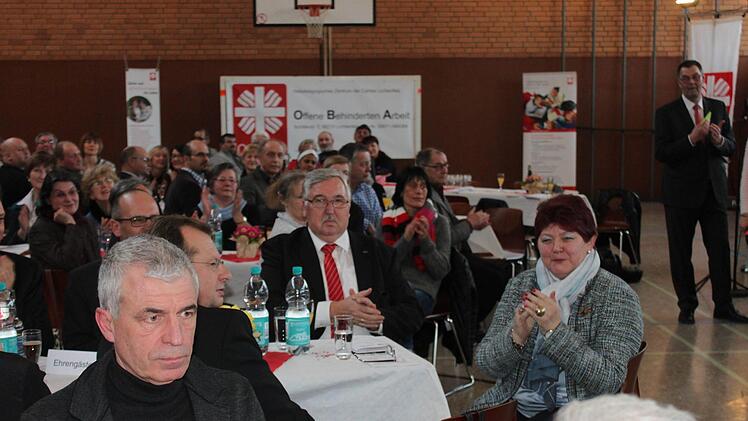 Applaus für die musikalischen Darbietungen im Saal der Turnhalle der St.-Katharina-Schule