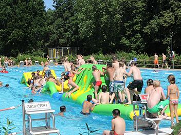 Gar nicht so einfach, den schwimmenden Hindernisparcours zu überwinden! Foto: Michael Stelzner