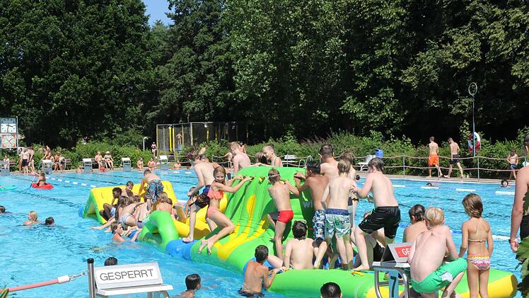 Gar nicht so einfach, den schwimmenden Hindernisparcours zu überwinden! Foto: Michael Stelzner