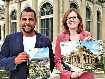 Fotograf Benjamin Kiesel und Kurdirektorin Silvie Thormann mit ihren Kissingen-Kalendern für das Jahr 2020.Sigismund von Dobschütz