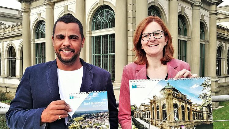 Fotograf Benjamin Kiesel und Kurdirektorin Silvie Thormann mit ihren Kissingen-Kalendern für das Jahr 2020.Sigismund von Dobschütz