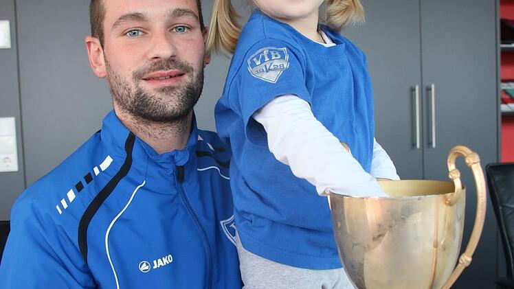 Mona Bauer (rechts) durfte die Gruppen für den 37. Rundschau-Cup ziehen. Links ihr Papa Christian vom Turnierorganisator VfB Kulmbach. Foto: Christian Schuberth