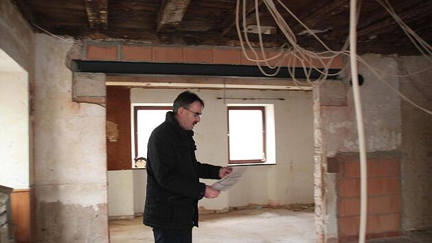 Der Durchbruch zwischen Gastraum und Nebenzimmer wurde im Museumsgasthaus vergr&ouml;&szlig;ert. Daf&uuml;r musste ein neuer Stahltr&auml;ger als St&uuml;tze eingezogen werden, so B&uuml;rgermeister Harald Hofmann.  Kerstin V&auml;th