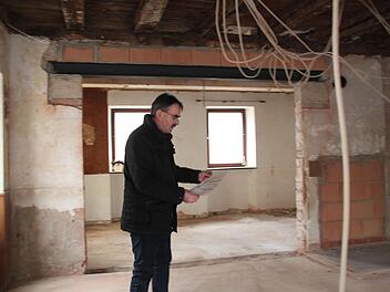 Der Durchbruch zwischen Gastraum und Nebenzimmer wurde im Museumsgasthaus vergr&ouml;&szlig;ert. Daf&uuml;r musste ein neuer Stahltr&auml;ger als St&uuml;tze eingezogen werden, so B&uuml;rgermeister Harald Hofmann.  Kerstin V&auml;th