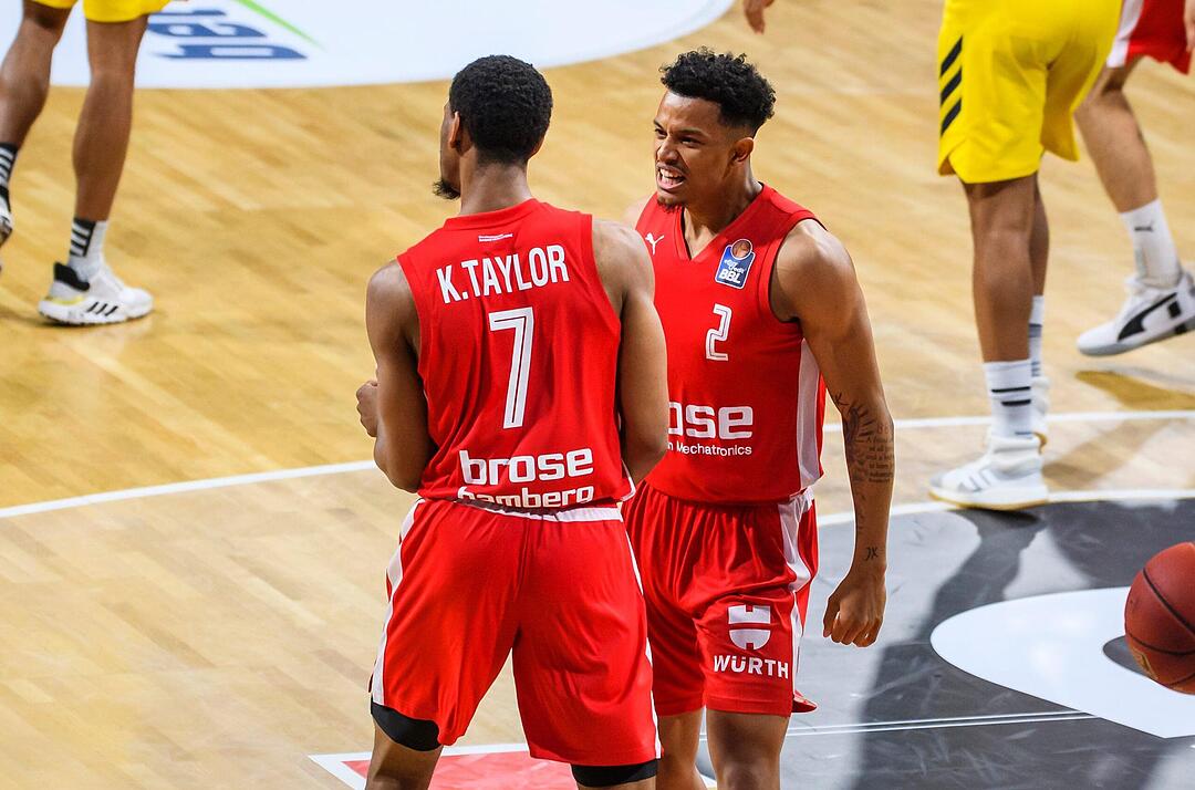 Bambergs Nelson Weidmann (rechts) freut sich mit Kameron Taylor über eine erfolgreiche Aktion. Foto: Daniel Löb/Poo via Kevin Voigt/Jan Hübner