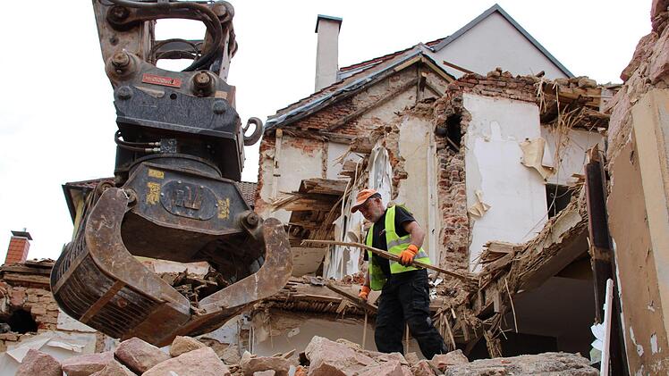 Anfang Juni rissen Bauarbeiter die ehemalige Druckerei Nikolaus ein. Foto: Archiv/Ulrike Müller