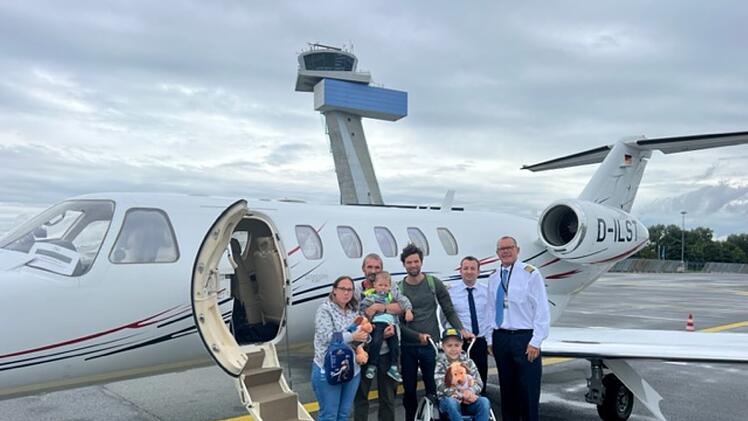 Pilot erfüllt größten Traum von todkrankem Ben (8) - Familie erlebt herzergreifenden Moment