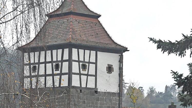 Der eigenwillige Turm der Kirche in Junkersdorf wird auch geprägt von seinem Fachwerkaufbau. Pfarrer Stefan Köttig lädt hier am Sonntag um 10 Uhr zum Kirchweihgottesdienst ein.