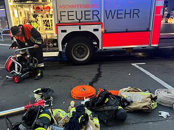 Gro&szlig;einsatz in Aschaffenburg: Mehrere Verletzte bei Brand in Seniorenheim