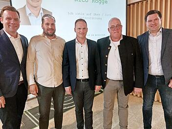 Bezirkstagsabgeordneter Martin Wende (von links) freut sich mit CSU-Ortsvorsitzendem Manfred Reuß (2. von rechts) über die Kreistagskandidaten Nils Seidl, Nico Rogge, und Benedikt Keßler. Rogge ist zudem Bürgermeisterkandidat.
