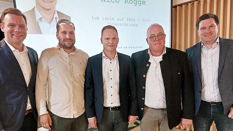 Bezirkstagsabgeordneter Martin Wende (von links) freut sich mit CSU-Ortsvorsitzendem Manfred Reuß (2. von rechts) über die Kreistagskandidaten Nils Seidl, Nico Rogge, und Benedikt Keßler. Rogge ist zudem Bürgermeisterkandidat.