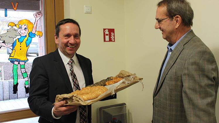 Geschäftsführer Thomas Kleylein vom Ingenieurbüro HTS Plan GmbH übergibt dem Bürgermeister Norbert Gräbner symbolisch den Schlüssel.Fotos: Veronika Schedeck