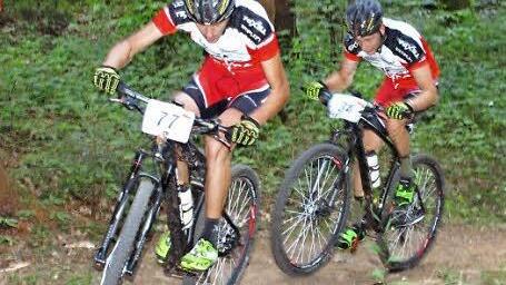 Der Gesamtsieger Christian Schneidawind (links) vom RVC Trieb und sein Teamkollege Johannes Wagner fuhren ein einsames Rennen an der Spitze und zeigten eine Klasseleistung.