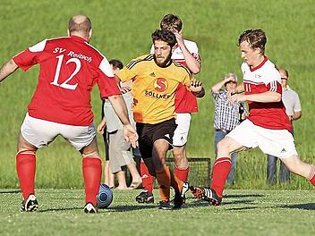 SV Reitsch - ASV Kleintettau. Einen Weg zwischen zwei Reitschern sucht der Kleintettauer Yakub Karapinar (M.). Foto: Heinrich Weiß