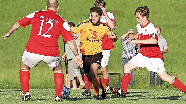 SV Reitsch - ASV Kleintettau. Einen Weg zwischen zwei Reitschern sucht der Kleintettauer Yakub Karapinar (M.). Foto: Heinrich Weiß