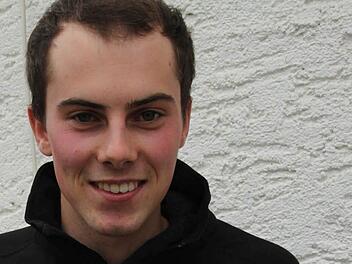 Lukas Hatzold hat seine Lehre zum Landwirt mit dem hervorragenden Notendurchschnitt von 1,44 abgeschlossen. Freudestrahlend zeigt er sein Zeugnis. Foto: Stephan Stöckel