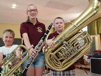 Nachwuchs, der sich beim Musikverein Wartenfels bestens aufgehoben fühlt und Mitspielen nur empfehlen kann (von links): Alexander Schramm, Alina Kremer und Philip Wunder. Foto: Matthias Beetz
