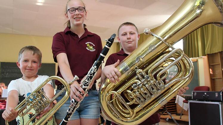 Nachwuchs, der sich beim Musikverein Wartenfels bestens aufgehoben fühlt und Mitspielen nur empfehlen kann (von links): Alexander Schramm, Alina Kremer und Philip Wunder. Foto: Matthias Beetz