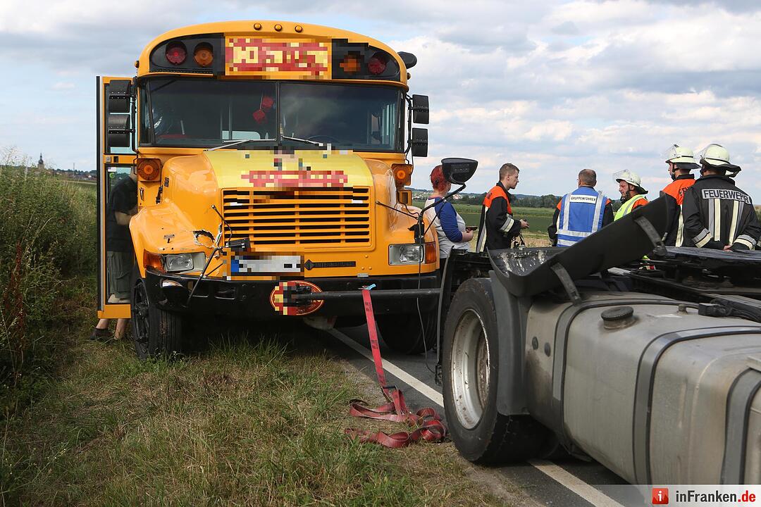 Lkw-Abschlepp-Gespann rammt Traktor von der Strasse - Zwei Verletzte